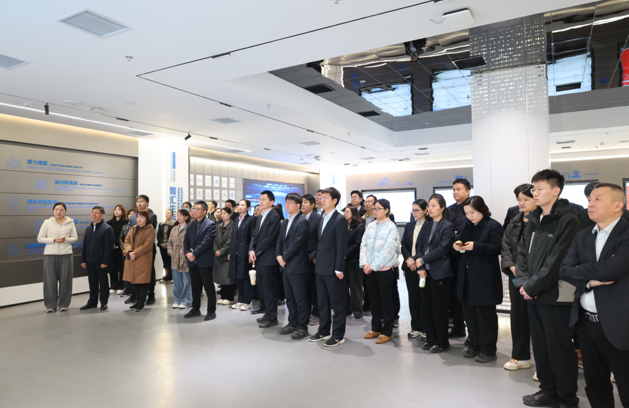 金融活水赋能算力高地——中国银行考察团一行参观河南空港智算中心
