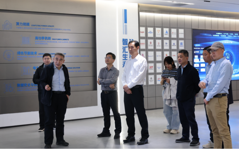 航空港区管委会副主任吴江涛与中国南水北调集团中线河南分公司一行调研数字城市公司
